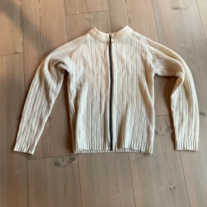 Retro kofta - Strl XS. Snygg retrokofta i off-white (söm något lös intill dragkedjan (se bild), men inga hål).
