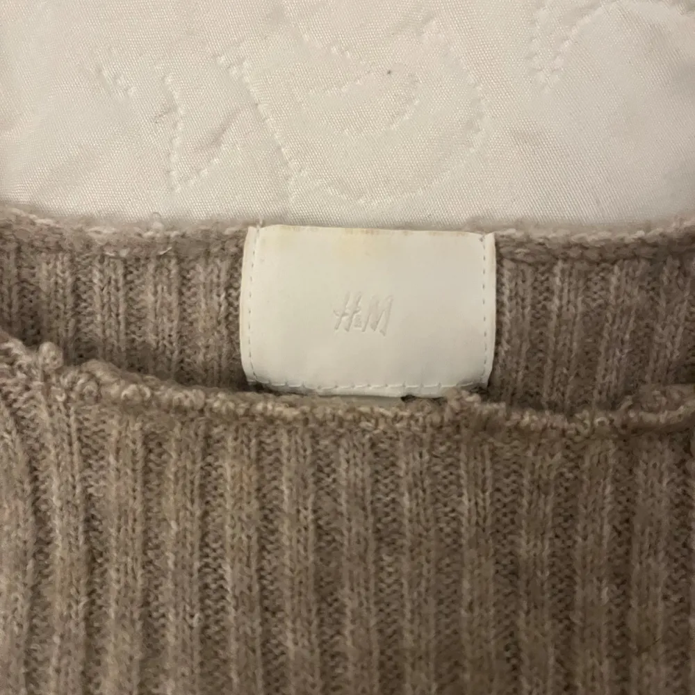 Mysig beige stickad tröja från H&M i storlek M. Perfekt för höst och vinter med sin ribbade design och långa ärmar. Den är superbekväm och passar till alla tillfällen. Ett måste i garderoben för kyliga dagar! 🍂 (tröjan är mindre i storlek, passar typ xs-s). Tröjor & Koftor.