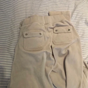 juicy couture byxor - Ljus gråa juicy couture byxor storlek S