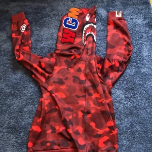 Bape zip-hoodie - Bape huvtröja, helt oanvänd. Skriv om du vill ha fler bilder.