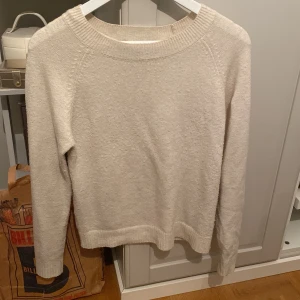 Skickad tröja vit  - Skickad tröja från vero Moda. Bra skick. Den är vit men lite åt det benvita hållet. Färgen är som på bilden. Köparen står för frakten😊