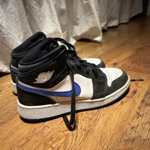 Air jordan 1 mid Black Racer Blue - Säljer pga att de inte används längre. I bra skick och sparsamt använda. Pris: 500kr + frakt. 