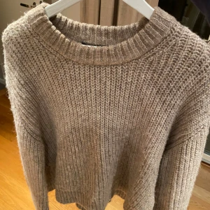 Beige stickad tröja - Jättesnygg beige stickad tröja från Gina tricot. Mycket bra skick. Köparen står för frakten🩷