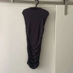Svart grå tajt klänning  - Svart grå tajt kjol med resår åt sidan. Aldrig använd! 