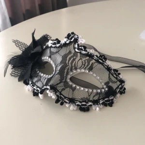 Maskerad mask - Säljer en jätte fin maskerad mask på grund av att jag inte har någon användning av den. Har bara använt en gång och den är i väldigt bra skick! Köparen står för frakten:)