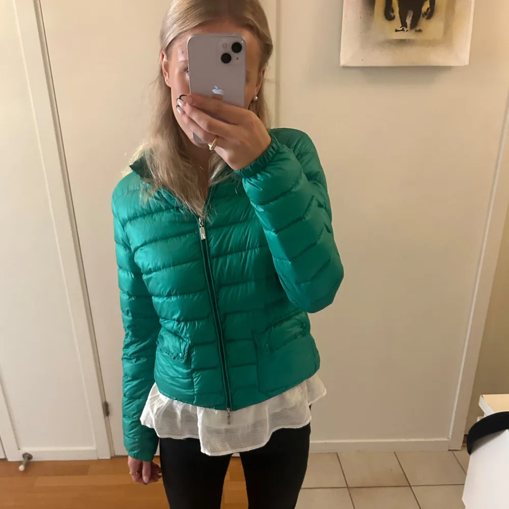 Säljer en skit cool moncler dunjacka! Den har en skit snygg och unik färg! Den har en fint skick! Vid frågor eller fler bilder är det bara att höra av sig! 💚 . Takit.
