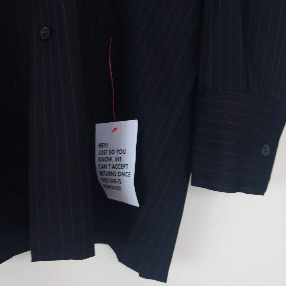 Svart skjorta med vita ränder (oanvänd) - 92