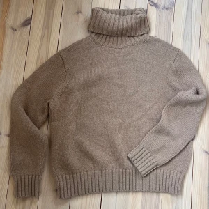 Stickad polotröja - Supervarm mysig tröja i supermjukt (!!) material från Ralph Lauren. Nypris ca 3000kr 🤯är i otroligt bra skick, sällan använd men lite lite nopprig om man kollar noga tex på armen 