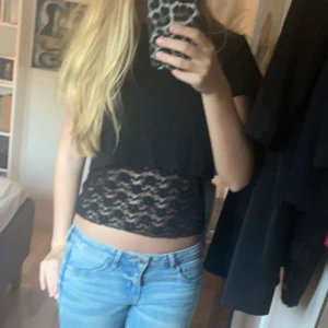 Svarta toppar - Svart spets linne och en svart croppad t-shirt från Young Gina. Köpta i våras och endast använda ett fåtal gånger, inga slitage💞 Jeansen säljs också, de ligger som en annons på mitt konto❤️