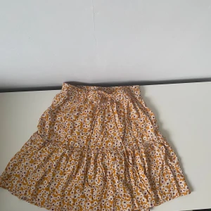 Kjol  - Kjol från pieces i fint blommigt mönster. Aldrig använd i nyskick, storlek m