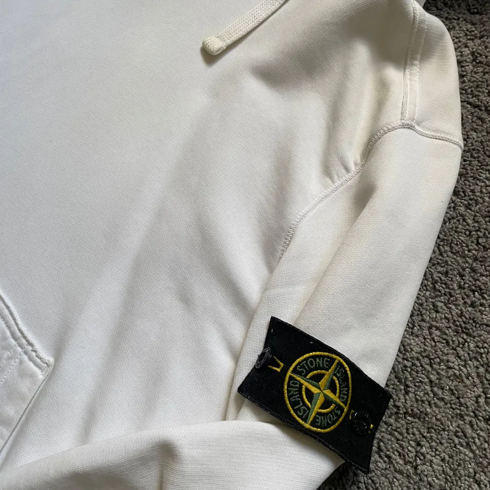 Säljer nu denna stone island Hoodien i helt okej skick storlek S! Självklart äkta. Hoodies.