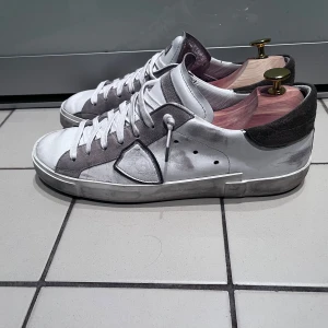 Philip modell  - Tja säljer du dessa feta Philip Modell i storlek 43 det är i nästan ny skick 9/10 💯💯. Ingen box eller dustbag ingår .  Några mindre defekter men inget som syns ,Tveka inte att fråga nåt 💯💯