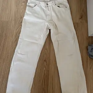 Säljer ett par beigea jeans från Junkyard, Nevermind Jeans. De har en klassisk design och är i storlek 32. Perfekta för en stilren look, oavsett om det är vardag eller fest. De är i bra skick och redo för en ny ägare!