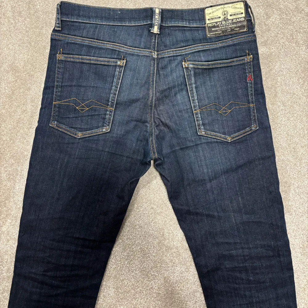 Säljer dessa mörkblå replay jeans (slimfit). Jeansen är i grymt skick, inga defekter. Size 32/32 så passar de medelstora gubbarna! Skriv vid funderingar!. Jeans & Byxor.