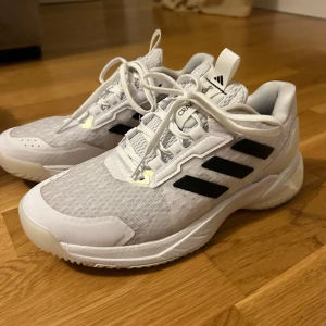 Adidas crazyflight 5 - Storlek 36 och 1/2. Använda 2 gånger (som helt nya). Säljer pga fel storlek för mig. Nypris 1475kr. Hör av dig vid fler frågor eller bilder
