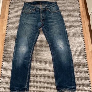 Nudie jeans  - Säljer mina nudie jeans i storlek w30 l32. Den har inga defekter, den är sparsamt använda. Skriv ifall ni har några frågor så är det bara att dma. Först till kvarn😊