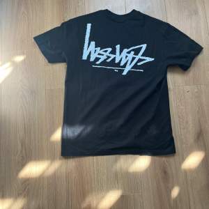 Unik stussy t shirt, inte använd 10/10 skick. Sitter tts, dm för mer info. Ge gärna prisförslag, snabb affär =lägre pris!