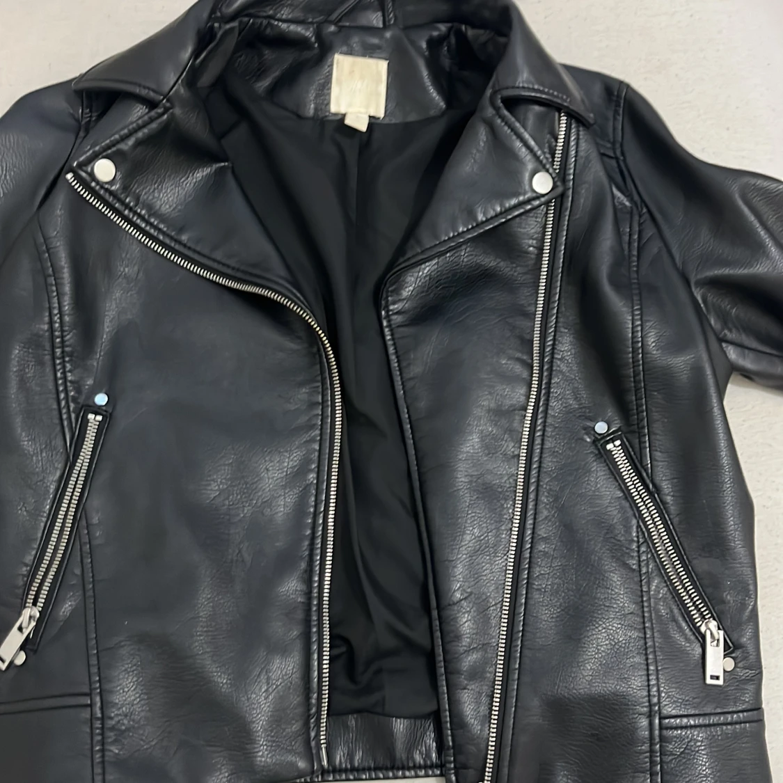 Svart skinnjacka med dragkedjor - 90