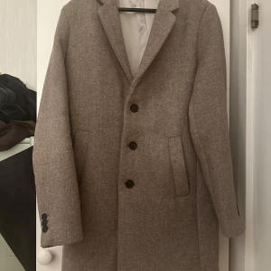 Beige rock - Beige rock från Jack & Jones i storlek S. Helt ny/oanvänd och säljs på grund av att den aldrig kommit till användning. Fin passform och passar bra till finare uppklädning liksom till vardags.