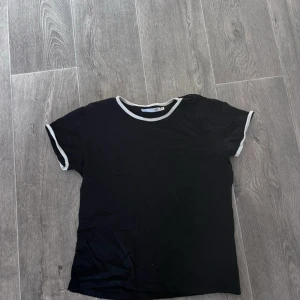 T-shirt  - Aldrig använd Strl M