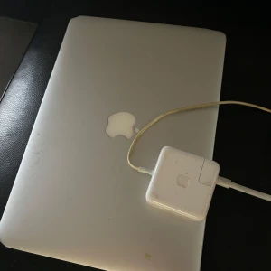 MacBook Pro  - Macbookpro data, från år 2012  Lite ytliga skador men fungerar utmärkt  Pris kan diskuteras vid snabb affär 