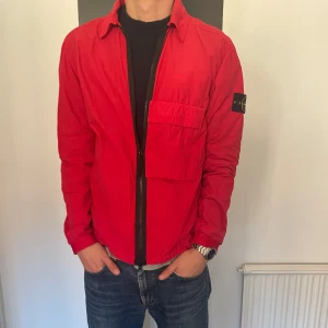 Stone Island overshirt - Köpt på NK i Stockholm för 4299kr. I princip oanvänd, nyskick. Kvitto och andra original artiklar finns. Modellen på bilden är 187cm. För fler bilder eller frågor kom privat😄🤗