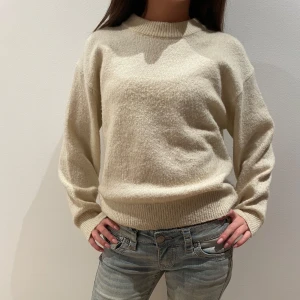 Beige stickad tröja från Gina Tricot - Storlek 146/152 men passar som storlek xs