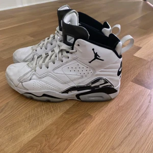 Skor  - Nike skor i storlek 42,5. Har små skador men ingen som märks 😊