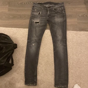 Dondup George 30 - Ett par grå/svarta dondups i strlk 30. Sytt lite på insidan och vid fickan, hör av er om ni vill ha fler bilder eller vid funderingar.