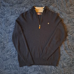 Morris Half Zip 100% merinoull  - Hej säljer denna snygga Morris Tröjan. Gjord av 100% merinoull. Färgen är marinblå med fina beiga detaljer. Jättefin! Stl L i lappen passar Storlek S eftersom den krympt I tvätten. Skick: 8,5/10 Krympt men inga defekter. Skriv till mig om du har några frågor. Mvh Galgen 😊