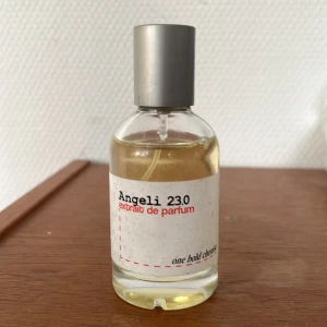 Angeli 230 Extrait de Parfum - Säljer Angeli 23.0 från one bold chemist som är inspirerad av Angels share. Ny pris 350, mitt pris 149. Flaskan är helt full och inte använd en ända gång luktar jätte gott och håller väldigt bra enligt min åsikt. Säljer för att jag fick hem två. Hör av er vid funderingar!