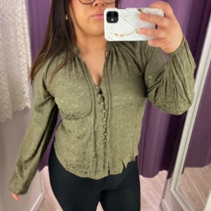 Grön blus  - Säljer en snygg grön blus från Aware, den är lite skrynklig men går att stryka, i nytt skick!🌸