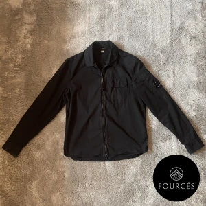 C.P Company Overshirt - Märke-C.P Company|Typ av plagg-Overshirt|Storlek-M|Färg-Svart|Skick-8/10|Nypris-3150kr|Vårt pris-1250kr| Hör av dig vid funderingar!/Fourcés⚜️