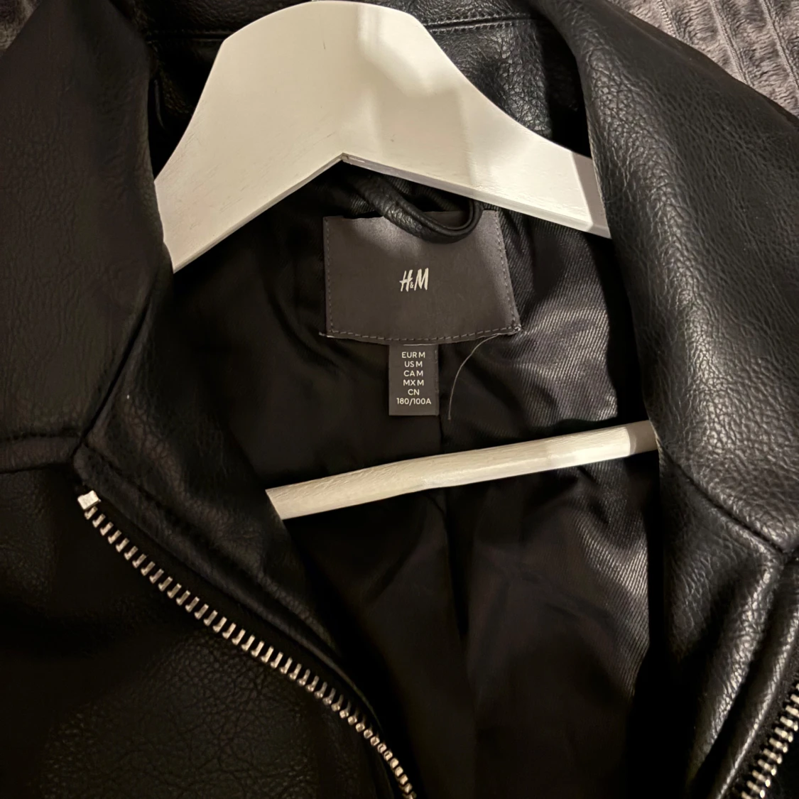 Svart skinnjacka med dragkedjor - 4