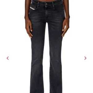 Svarta bootcut jeans från Diesel - Snygga svarta bootcut jeans från Diesel med en klassisk femficksdesign. Modell 1969.Jeansen har en knappgylf och en diskret logga på bakfickan. Perfekta för en stilren look. Nypris: 1500kr