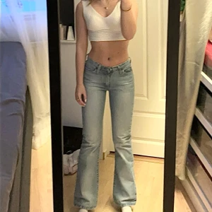 Lågmidjade bootcut jeans - Supersnygga low waist jeans från G-Star med gulliga detaljer på bakfickorna. Säljer då de tyvärr inte passa mig längre💞 Storlek W26 L30 men sitter lite mindre i passformen. Midjemått: 34cm, innerben: 70cm