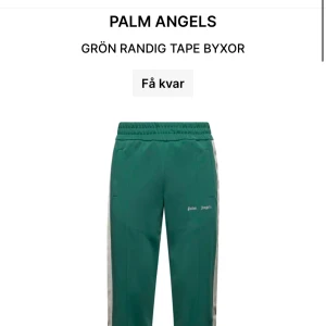 Gröna randiga byxor från Palm Angels - Snygga gröna byxor från Palm Angels med randiga detaljer längs sidorna. Använd enstaka gånger   Storlek xl men  sitter som  L  köpt 2022 trots knappt använda. orderbekräftelse finns så och kvitto online.  Kom privat för bilder 