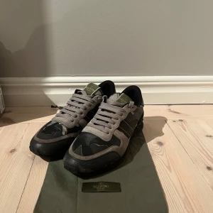 Valentino rockrunners - Valentino rockrunners i bra skick, skorna har några deffekter och därför får de 7,5/10 i skick! Hör av er vid fler bilder. Dustbag ingår, Trendigaste skon ute på marknaden enligt mig. Nypris på dessa är cirka 8000|Mitt pris är 1799| Kan gå ner i pris vid snabbaffär! Hör av er vid frågor och funderingar📩