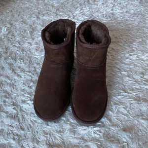 Bruna boots från Nelly - Säljer ett par bruna boots från Nelly! De är aldrig använda och endast testade💕 säljer pågrund av att jag inte får användning av de💕
