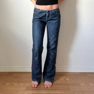 Coola vintage Levis jeans - Coola blå vintage Levis jeans med låg midja. Något slitna vid låren