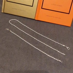 Cordell Set med Halsband och Armband  - Helt nytt set. Halsbandet är 45 cm långt och armbandet är 20 cm långt.