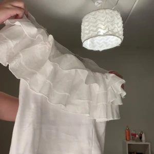 Zara volang topp - Jätte fin men lite för liten för mej, passar pefekt t sommaren, från zara, fråga om fler bilder så skivkar jag❤️ knappt använd