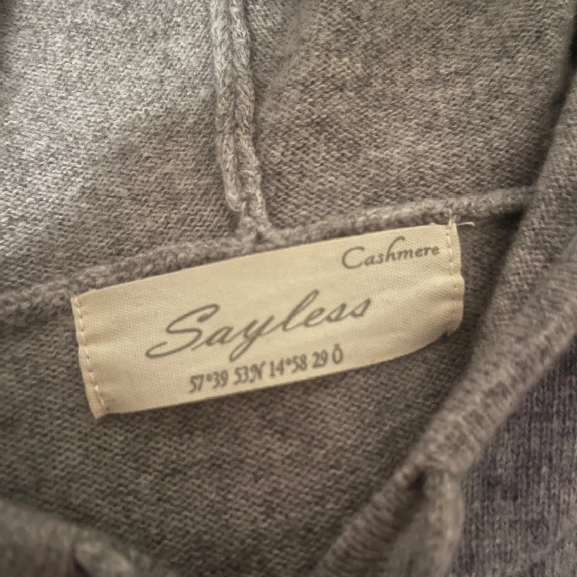 Grå cashmere hoodie från Sayless - 1