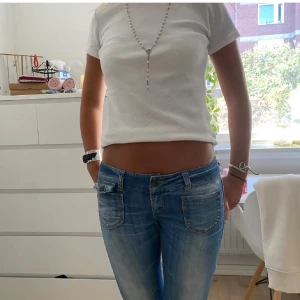 Blå jeans från Diesel - Snygga blå jeans från Diesel med en klassisk femficksdesign. De har en låg midja och en straight passform som ger en avslappnad look. Perfekta för en casual stil. Säljer då de är för stora!