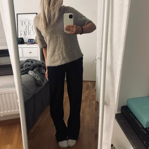 Svarta kostymbyxor - Snygga svarta kostym byxor!!🥰🥰 De har en rak passform och är perfekta för en stilren look. Byxorna är midwaist och säljer då det inte kommer till någon användning därav de är för långa för mig. Storlek: S💖💖 Köparen står för frakten!