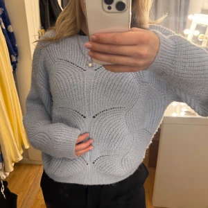 Ljusblå stickad tröja - Stickad tröja från pieces, används inte längre!🥰