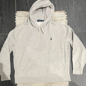 Polo Ralph Lauren Hoodie Grå - Snygg hoddie från Ralph lauren || storlek: L || mycket fint skick || Hoodien har en boxy/bred fit