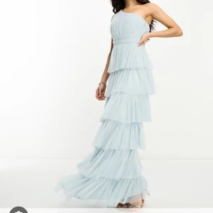 Ljusblå axelbandslös långklänning - Hej! Söker denna klänningen i storlek 36! Skriv ifall ni säljer!❤️