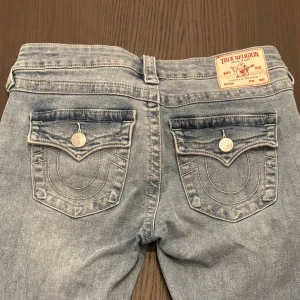 Blå jeans från True Religion - Blåa jeans från True Religion. Är 170cm och de passar i längden. Använd fåtal gånger. nypris: cirka 1300kr