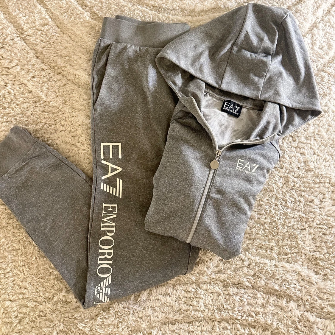 Grå hoodie och byxor från EA7 Emporio Armani